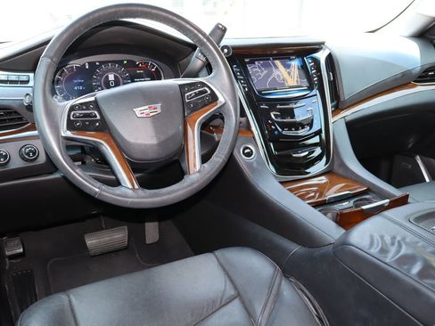 Used 2017 Cadillac Escalade Luxury AWD/4WD image 5
