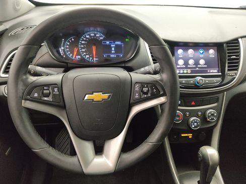 Used 2020 Chevrolet Trax LT w/ Sun & Sound Package FWD image 22