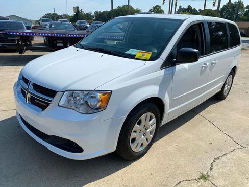 Used 2017 Dodge Grand Caravan SE image 2