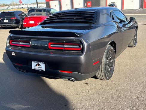 Used 2016 Dodge Challenger SXT image 7