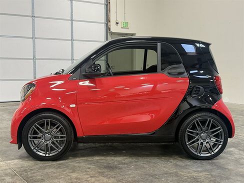 Used 2017 smart fortwo passion RWD image 4