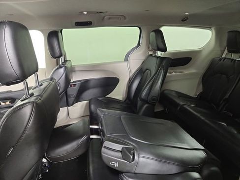 Used 2024 Chrysler Pacifica Limited FWD image 15