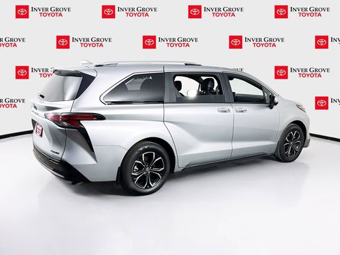 Certified 2025 Toyota Sienna Platinum AWD/4WD image 5