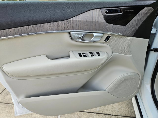 Certified 2023 Volvo XC90 T8 Plus AWD/4WD image 21