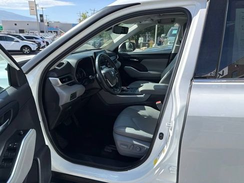 Used 2022 Toyota Highlander XLE AWD/4WD image 11