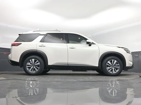 Used 2024 Nissan Pathfinder SL image 16