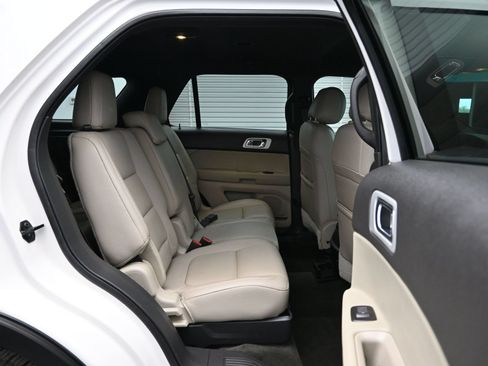 Used 2015 Ford Explorer XLT w/ Equipment Group 202A FWD image 12