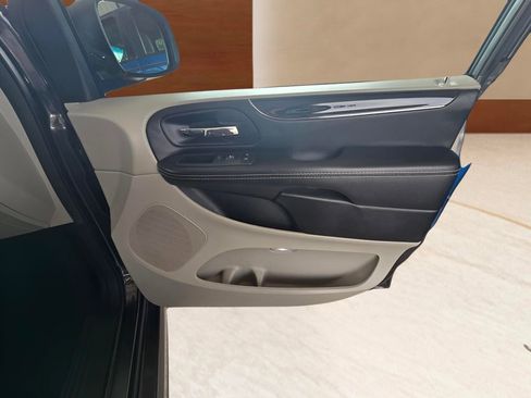 Used 2020 Dodge Grand Caravan SXT FWD image 48