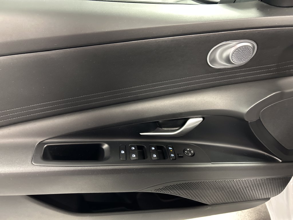 Used 2025 Hyundai Elantra SE FWD image 12
