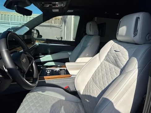 Used 2025 Cadillac Escalade Sport Platinum AWD/4WD image 10