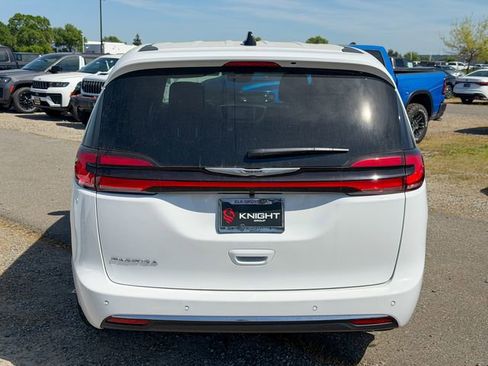 New 2026 Chrysler Pacifica Select FWD image 7