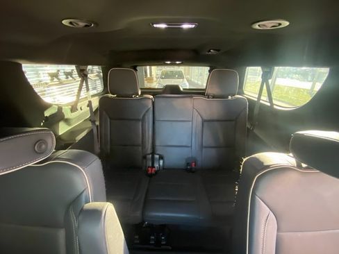 Used 2022 GMC Yukon XL SLT w/ SLT Luxury Package image 18