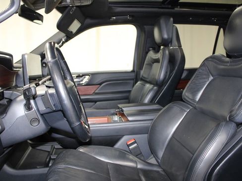 Used 2023 Lincoln Navigator Reserve image 17
