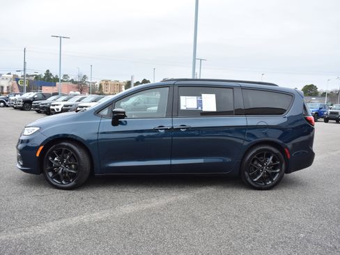 Used 2025 Chrysler Pacifica Limited image 6