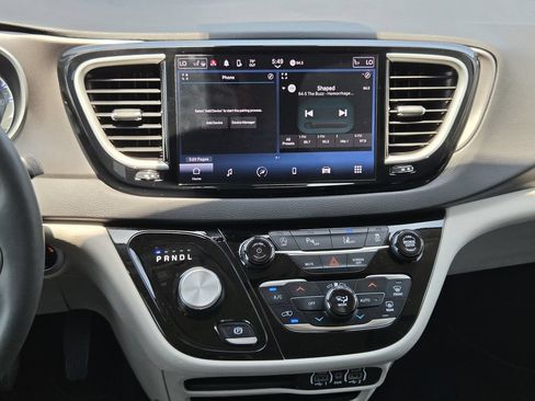 Used 2024 Chrysler Pacifica Touring-L FWD image 16