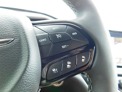 Used 2023 Chrysler Pacifica Touring-L w/ Uconnect Theater Family Group FWD image 23