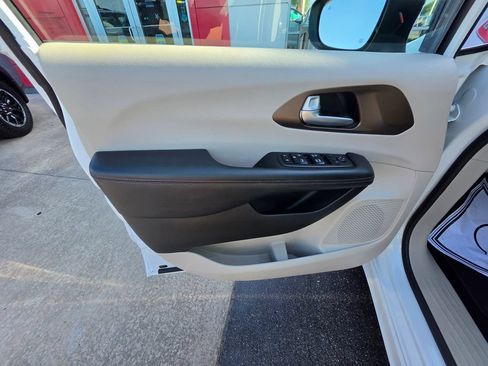 Used 2018 Chrysler Pacifica LX FWD image 14