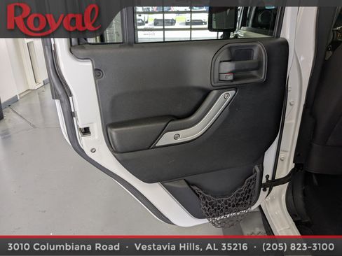 Used 2013 Jeep Wrangler Unlimited Sahara image 15