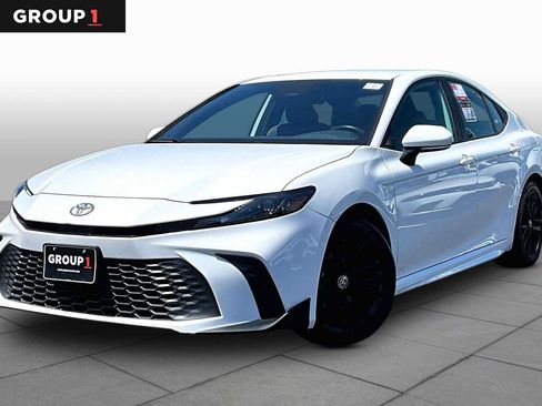 Used 2025 Toyota Camry SE FWD image 1