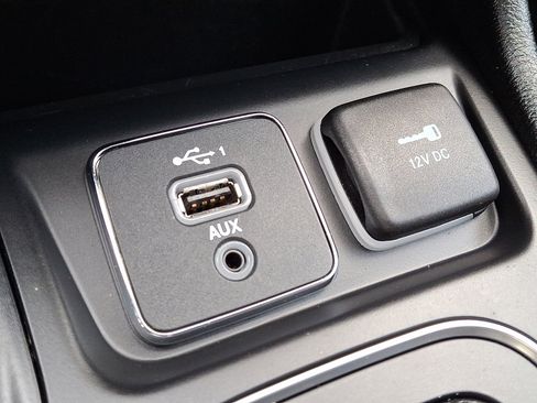 Used 2021 Jeep Cherokee Latitude Lux w/ Comfort/Convenience Group image 25