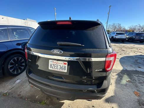 Used 2018 Ford Explorer XLT image 4