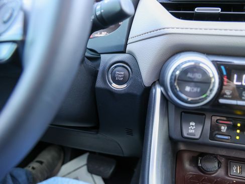 Certified 2025 Toyota RAV4 Limited FWD image 19