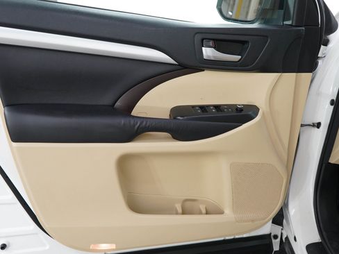 Used 2015 Toyota Highlander XLE AWD/4WD image 19