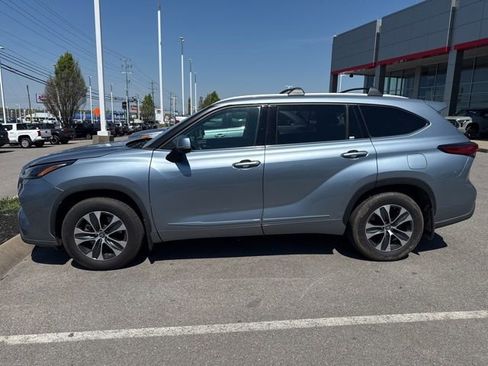 Used 2022 Toyota Highlander XLE AWD/4WD image 3
