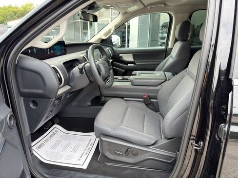 Used 2025 Ford Expedition Active AWD/4WD image 17