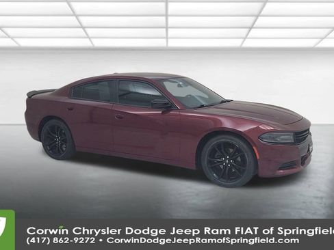Used 2018 Dodge Charger SXT w/ Blacktop Package image 3