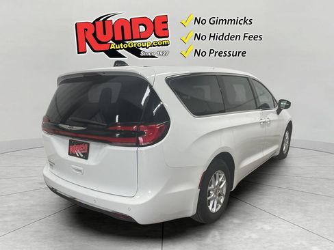 Used 2023 Chrysler Pacifica Touring FWD image 5