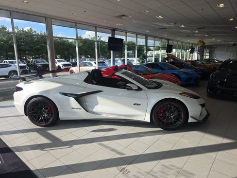 Used 2023 Chevrolet Corvette Z06 w/ Z07 Performance Package RWD image 7