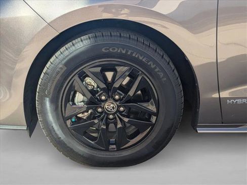 Used 2021 Toyota Sienna XLE image 9