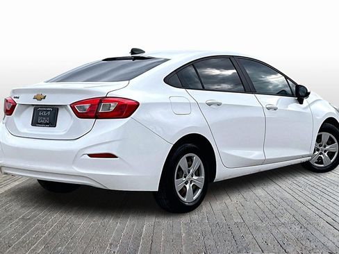 Used 2018 Chevrolet Cruze LS image 2