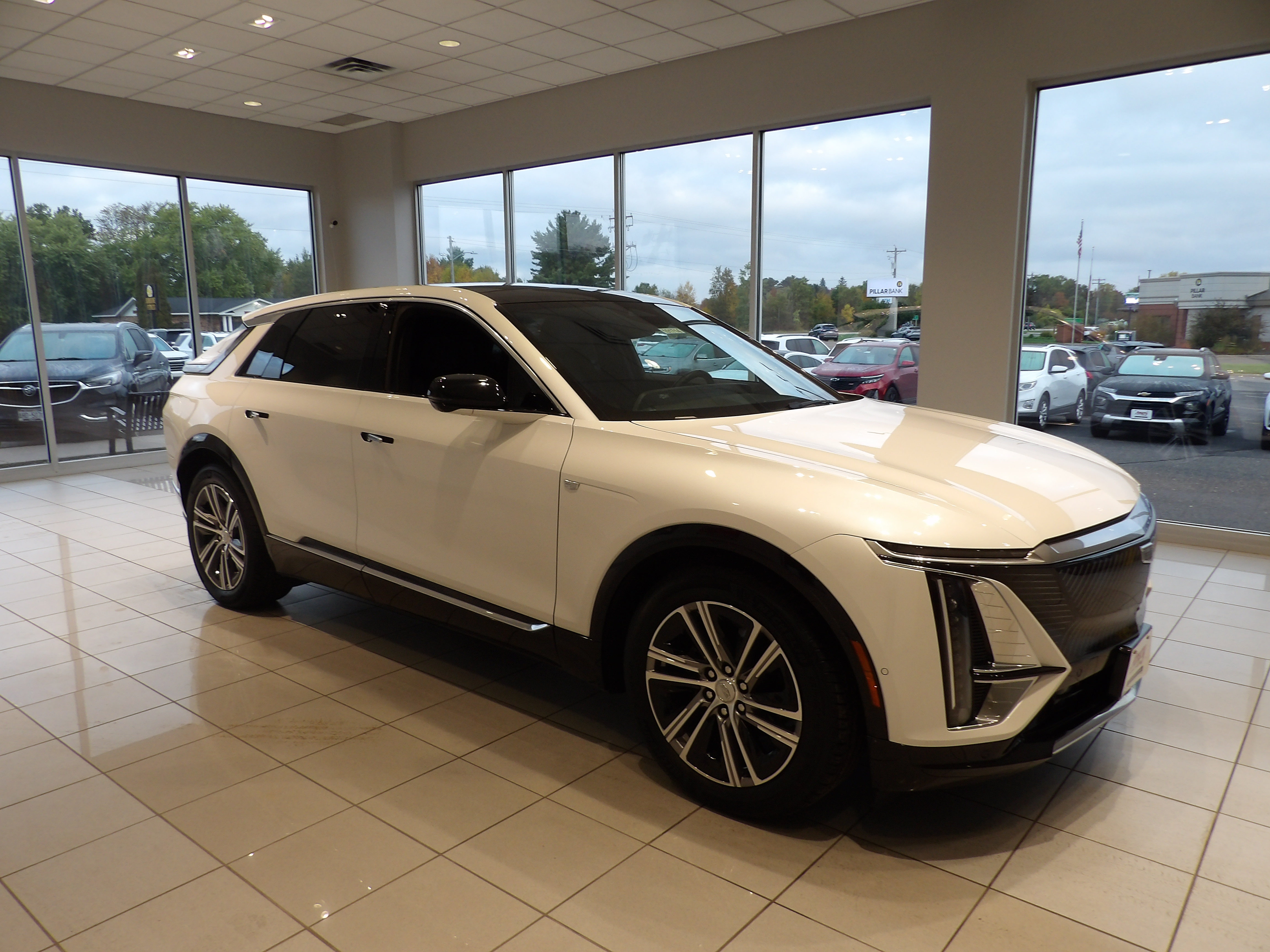 Used 2024 Cadillac Lyriq Luxury AWD/4WD image 3