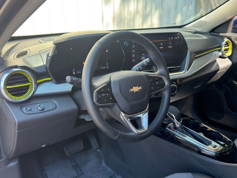 Used 2024 Chevrolet Trax LT w/ Driver Confidence Package FWD image 12