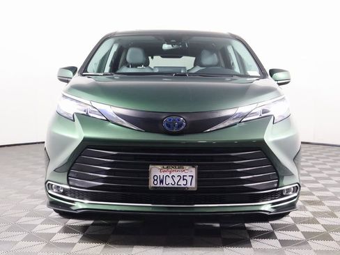 Used 2021 Toyota Sienna XLE w/ XLE Plus Package AWD/4WD image 2