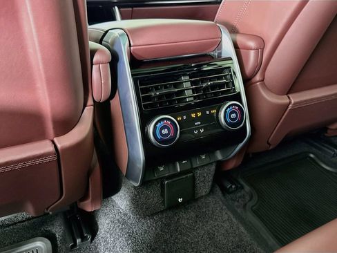 Used 2024 Land Rover Range Rover SE AWD/4WD image 17