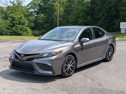 Used 2021 Toyota Camry SE w/ Convenience Package FWD image 5