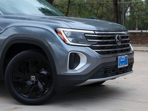 Certified 2025 Volkswagen Atlas SE image 2