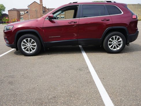 Used 2019 Jeep Cherokee Latitude w/ Cold Weather Group AWD/4WD image 4