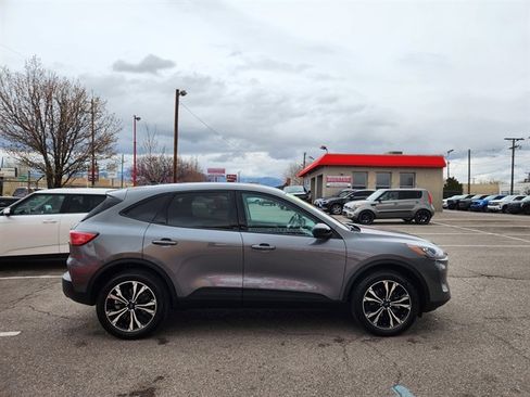 Used 2022 Ford Escape SE w/ SE Sport Appearance Package image 3