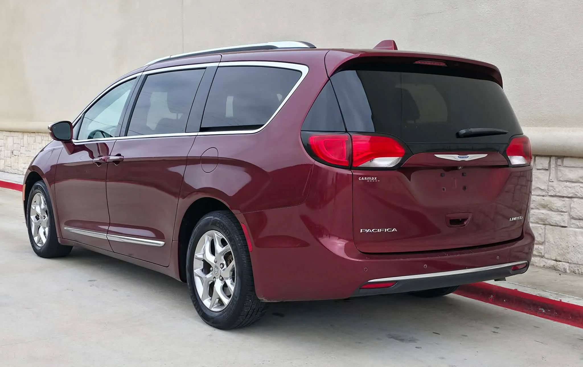 Used 2018 Chrysler Pacifica Limited FWD image 2
