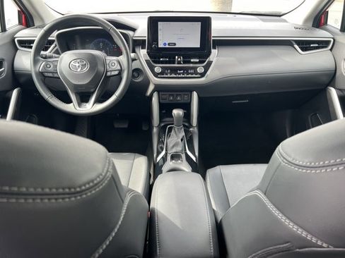 Used 2025 Toyota Corolla Cross XLE image 19