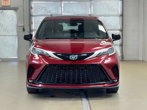 Used 2021 Toyota Sienna XSE FWD image 2