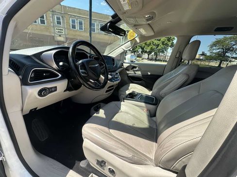 Used 2021 Chrysler Pacifica Touring-L FWD image 10