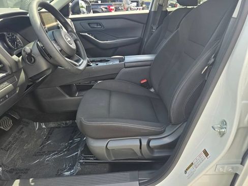 Used 2024 Nissan Rogue S FWD image 9
