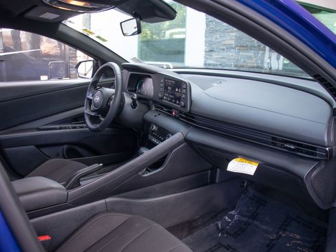 Used 2025 Hyundai Elantra Sport image 18