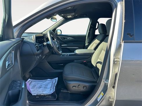 Used 2024 Chevrolet Traverse LT image 9