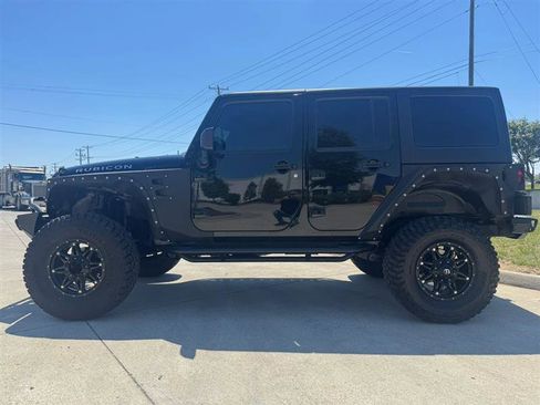 Used 2018 Jeep Wrangler Unlimited Rubicon w/ Connectivity Group AWD/4WD image 11